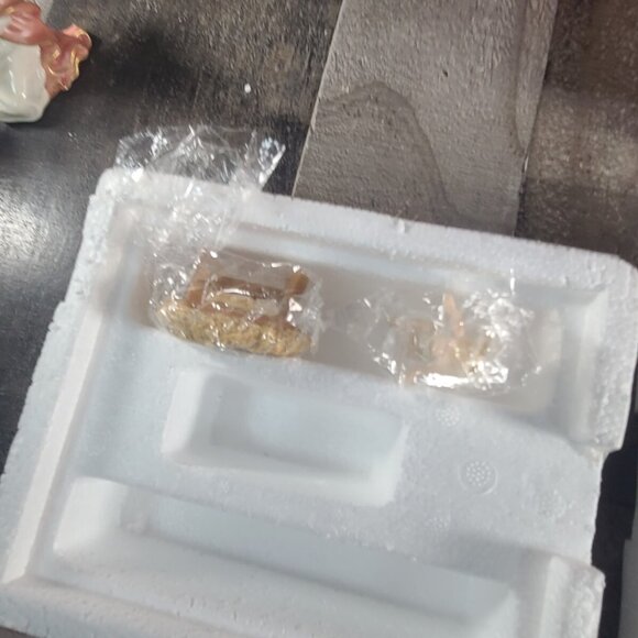 Lenox Mary Joesph Baby Jesus & Stable W/ Boxes - Picture 7 of 12